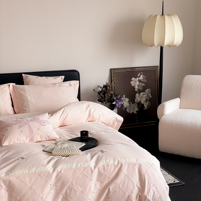 91家纺网 家纺一手货源 找家纺 曼布缇 2025新款加厚全棉磨毛绣花款四件套-俏佳人 俏佳人-粉