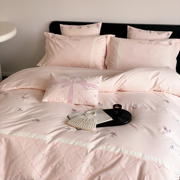 91家纺网 家纺一手货源 找家纺 曼布缇 2025新款加厚全棉磨毛绣花款四件套-俏佳人 俏佳人-粉