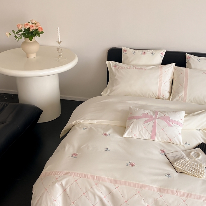 91家纺网 家纺一手货源 找家纺 曼布缇 2025新款加厚全棉磨毛绣花款四件套-俏佳人 俏佳人-奶白