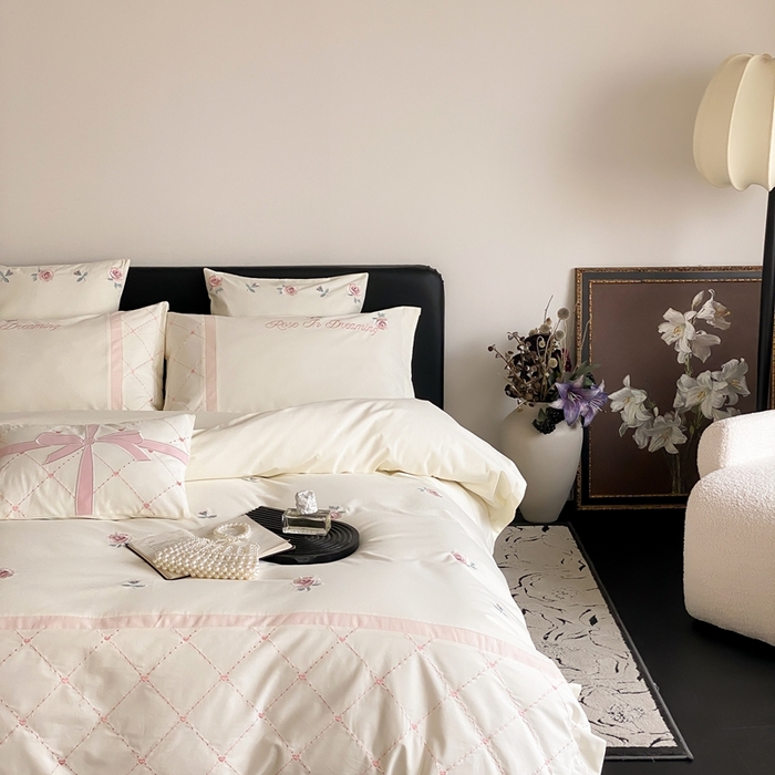 91家纺网 家纺一手货源 找家纺 曼布缇 2025新款加厚全棉磨毛绣花款四件套-俏佳人 俏佳人-奶白