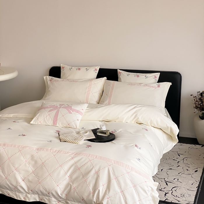 91家纺网 家纺一手货源 找家纺 曼布缇 2025新款加厚全棉磨毛绣花款四件套-俏佳人 俏佳人-奶白