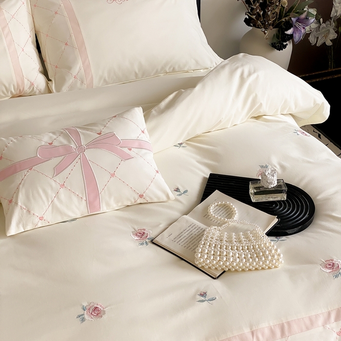 91家纺网 家纺一手货源 找家纺 曼布缇 2025新款加厚全棉磨毛绣花款四件套-俏佳人 俏佳人-奶白