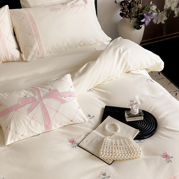 91家纺网 家纺一手货源 找家纺 曼布缇 2025新款加厚全棉磨毛绣花款四件套-俏佳人 俏佳人-奶白