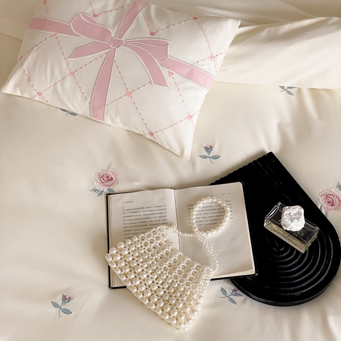 91家纺网 家纺一手货源 找家纺 曼布缇 2025新款加厚全棉磨毛绣花款四件套-俏佳人 俏佳人-奶白