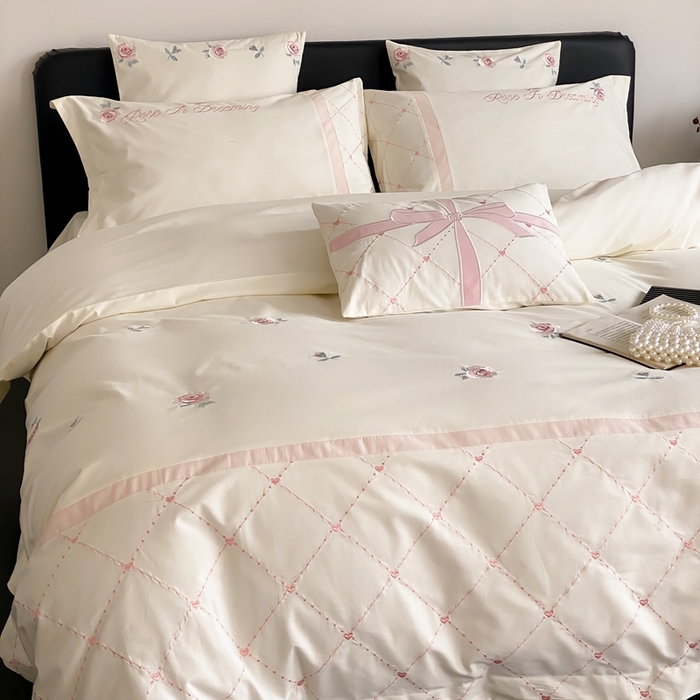 91家纺网 家纺一手货源 找家纺 曼布缇 2025新款加厚全棉磨毛绣花款四件套-俏佳人 俏佳人-奶白