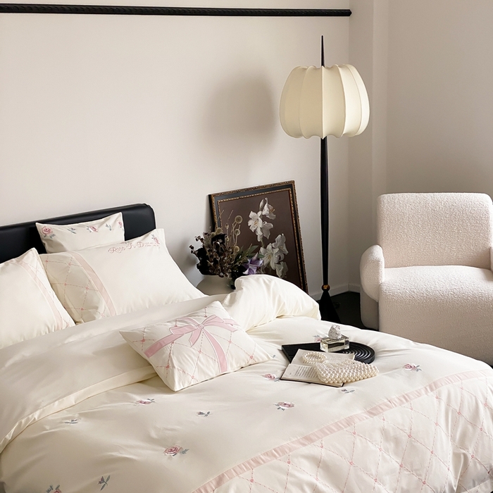 91家纺网 家纺一手货源 找家纺 曼布缇 2025新款加厚全棉磨毛绣花款四件套-俏佳人 俏佳人-奶白