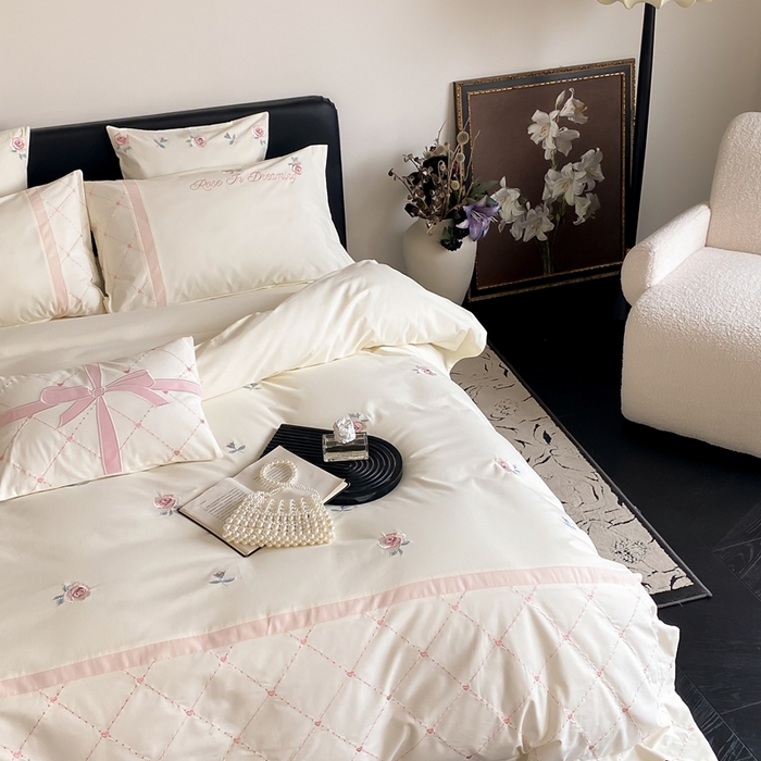 91家纺网 家纺一手货源 找家纺 曼布缇 2025新款加厚全棉磨毛绣花款四件套-俏佳人 俏佳人-奶白