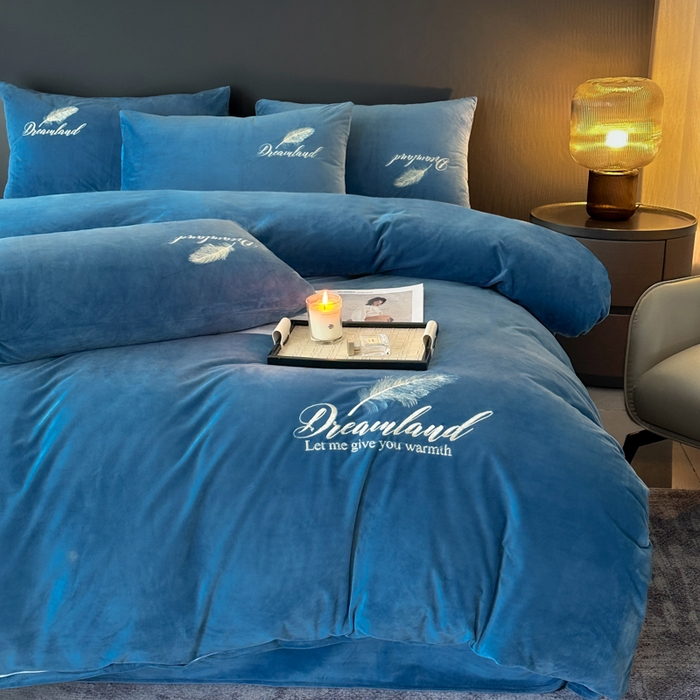 91家纺网 家纺一手货源 找家纺 爱彼家纺 2025冬季新款高克重水晶绒羽毛刺绣系列四件套-风格二 羽毛-宝蓝