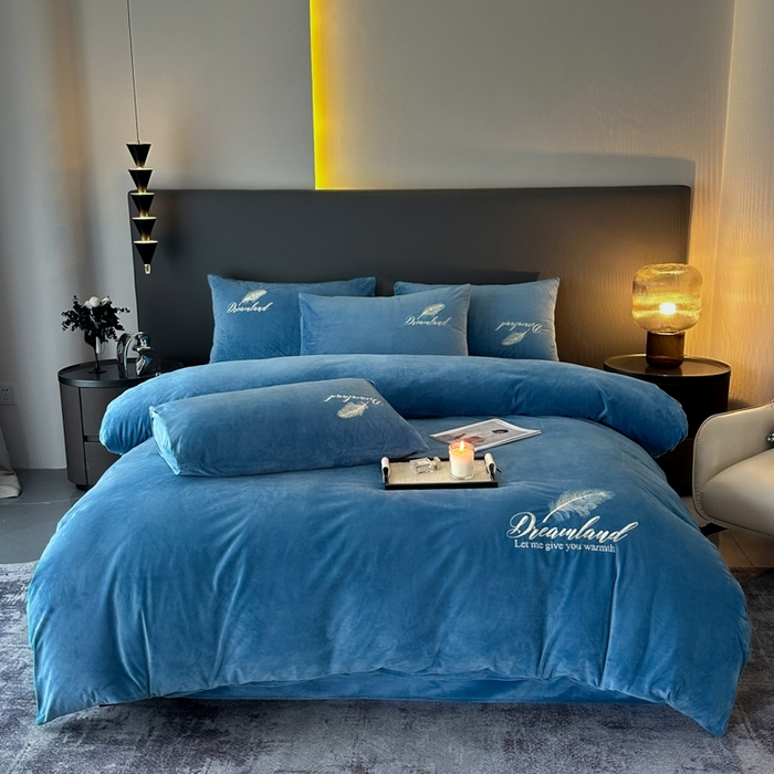 91家纺网 家纺一手货源 找家纺 爱彼家纺 2025冬季新款高克重水晶绒羽毛刺绣系列四件套-风格二 羽毛-宝蓝