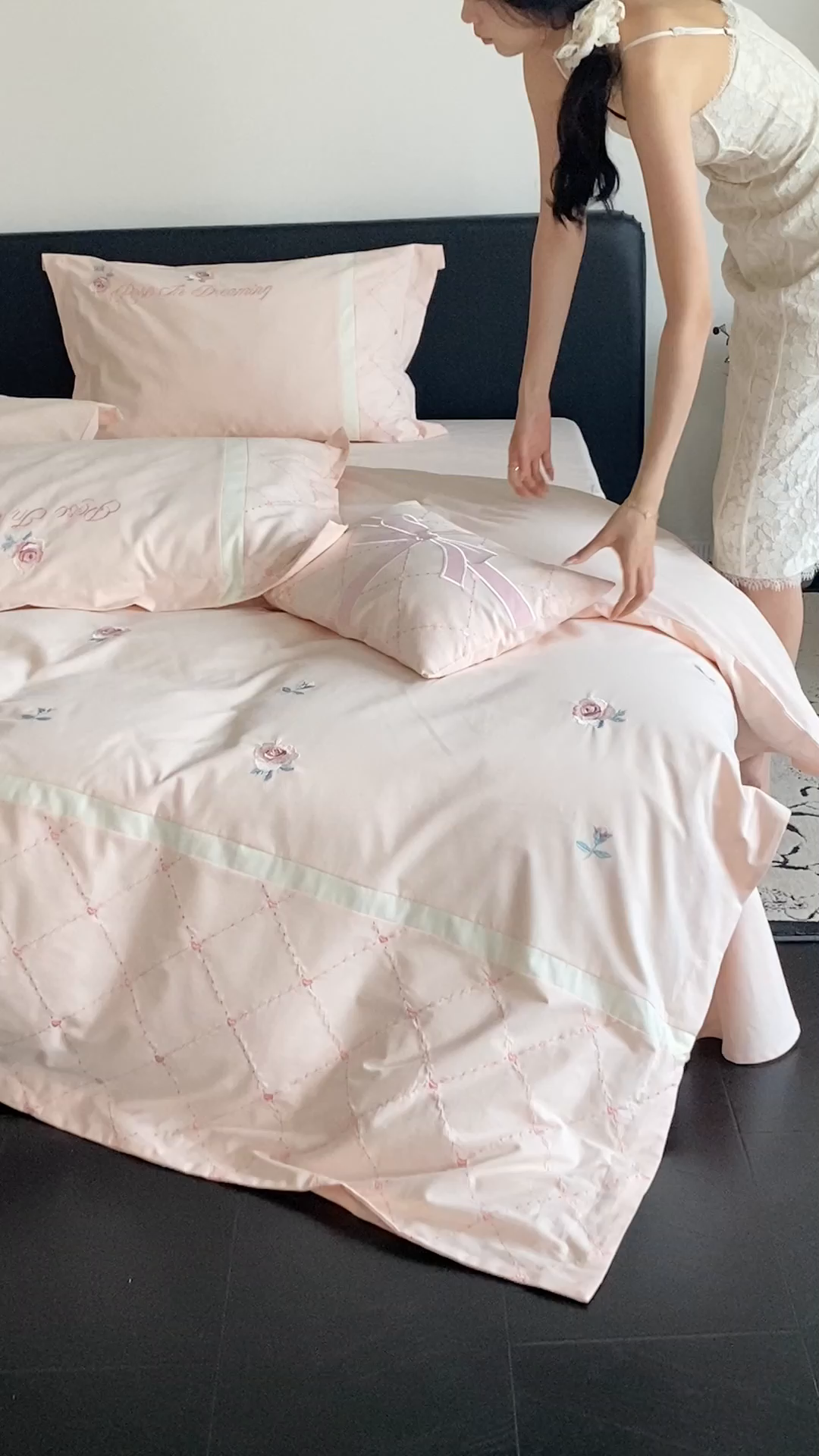 91家纺网 家纺一手货源 找家纺 （总）曼布缇 2025新款加厚全棉磨毛绣花款四件套-俏佳人