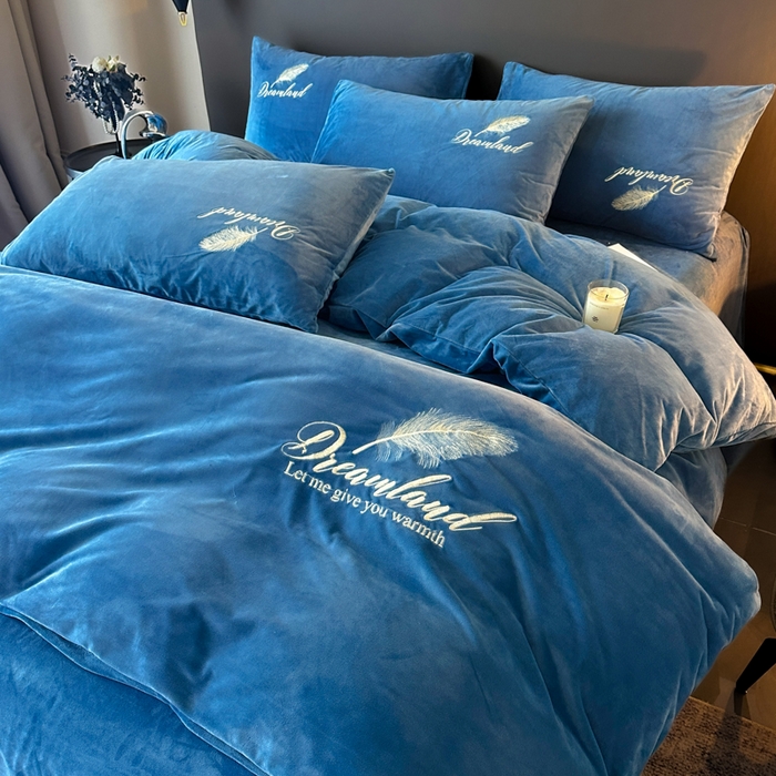 91家纺网 家纺一手货源 找家纺 爱彼家纺 2025冬季新款高克重水晶绒羽毛刺绣系列四件套-风格二 羽毛-宝蓝