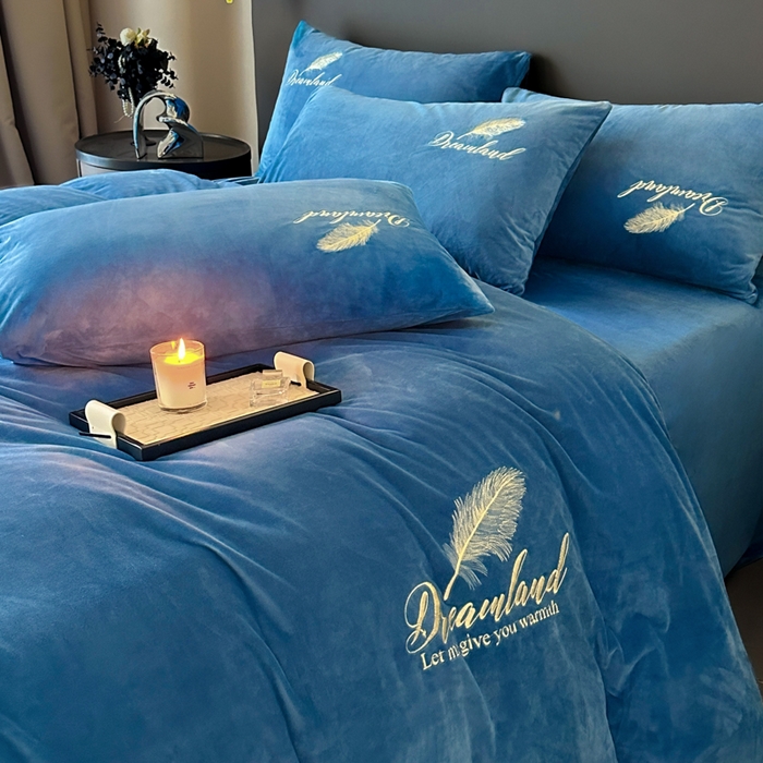 91家纺网 家纺一手货源 找家纺 爱彼家纺 2025冬季新款高克重水晶绒羽毛刺绣系列四件套-风格二 羽毛-宝蓝