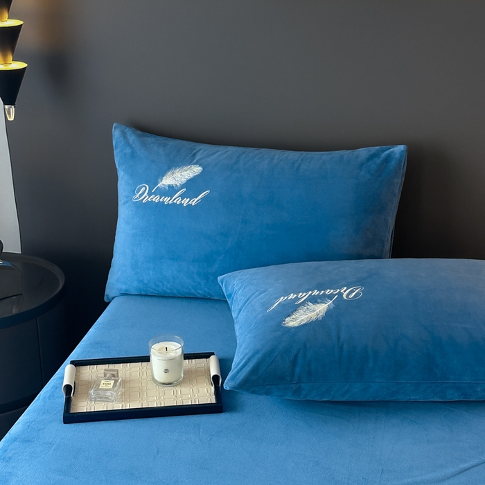 91家纺网 家纺一手货源 找家纺 爱彼家纺 2025冬季新款高克重水晶绒羽毛刺绣系列四件套-风格二 羽毛-宝蓝