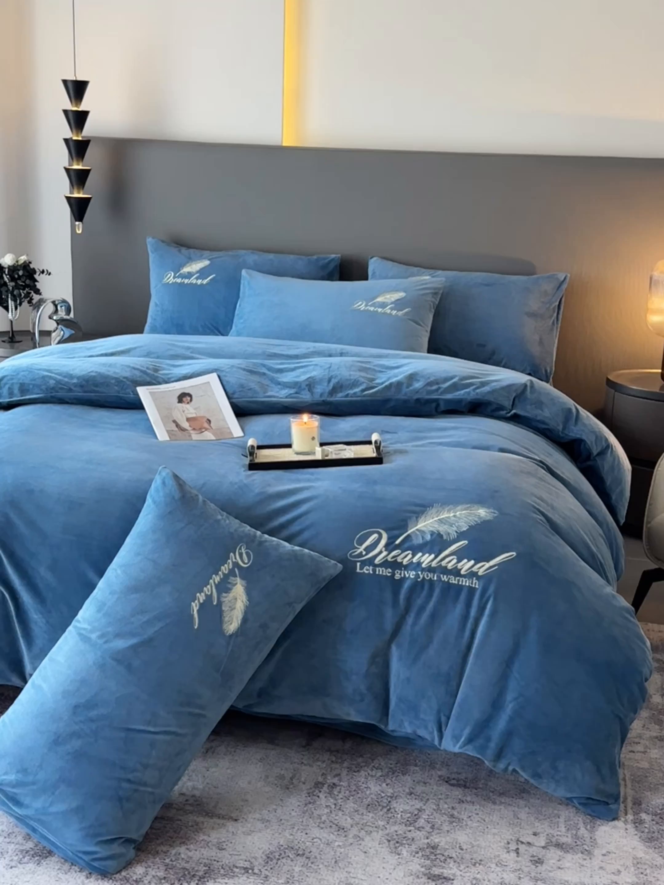 91家纺网 家纺一手货源 找家纺 爱彼家纺 2025冬季新款高克重水晶绒羽毛刺绣系列四件套-风格二 羽毛-宝蓝