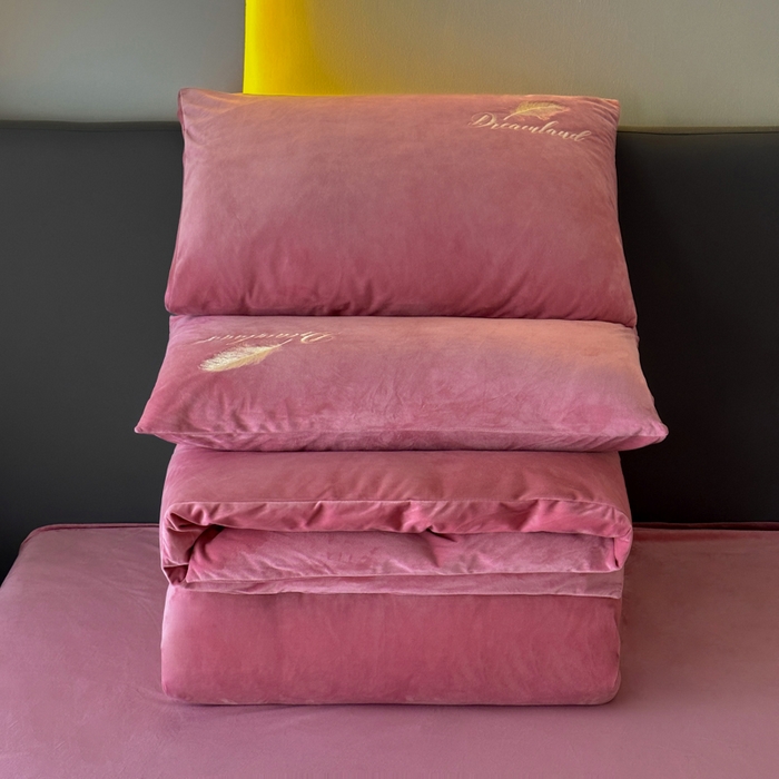 91家纺网 家纺一手货源 找家纺 爱彼家纺 2025冬季新款高克重水晶绒羽毛刺绣系列四件套-风格二 羽毛-浅豆沙