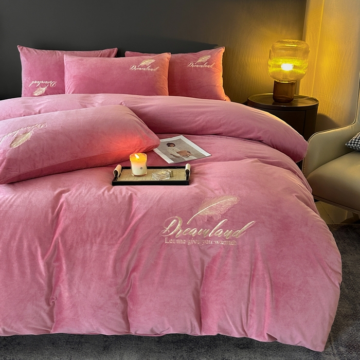 91家纺网 家纺一手货源 找家纺 爱彼家纺 2025冬季新款高克重水晶绒羽毛刺绣系列四件套-风格二 羽毛-浅豆沙