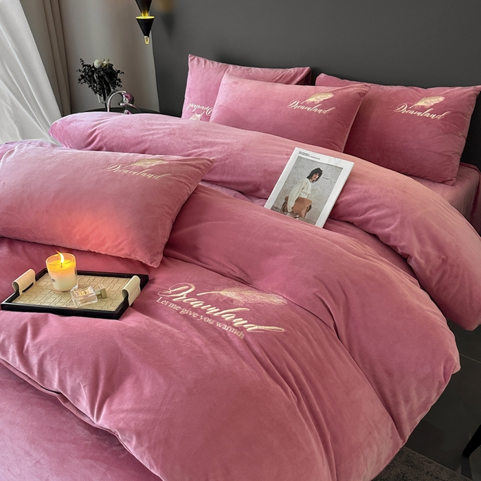 91家纺网 家纺一手货源 找家纺 爱彼家纺 2025冬季新款高克重水晶绒羽毛刺绣系列四件套-风格二 羽毛-浅豆沙