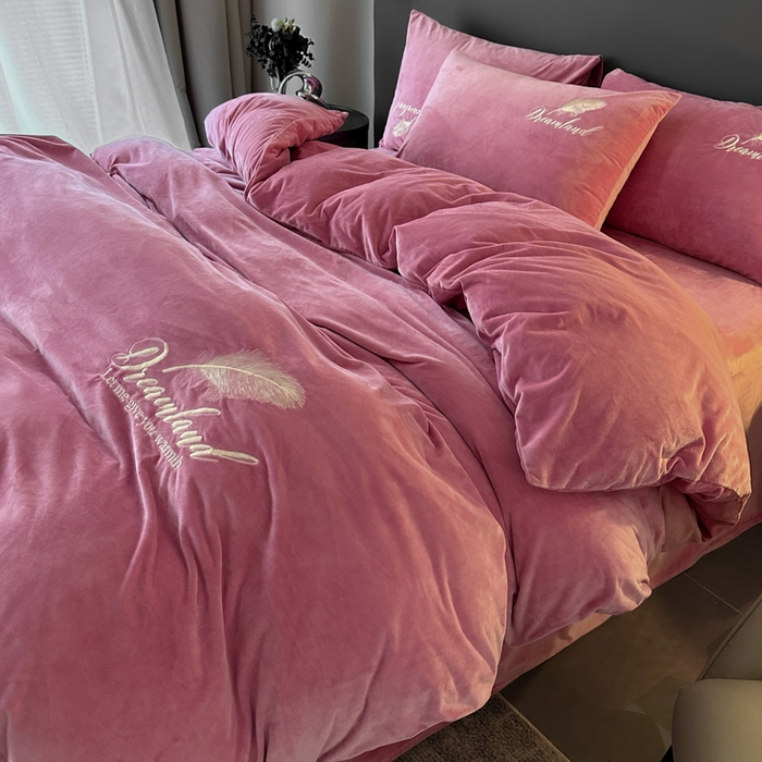 91家纺网 家纺一手货源 找家纺 爱彼家纺 2025冬季新款高克重水晶绒羽毛刺绣系列四件套-风格二 羽毛-浅豆沙