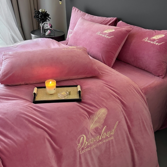 91家纺网 家纺一手货源 找家纺 爱彼家纺 2025冬季新款高克重水晶绒羽毛刺绣系列四件套-风格二 羽毛-浅豆沙