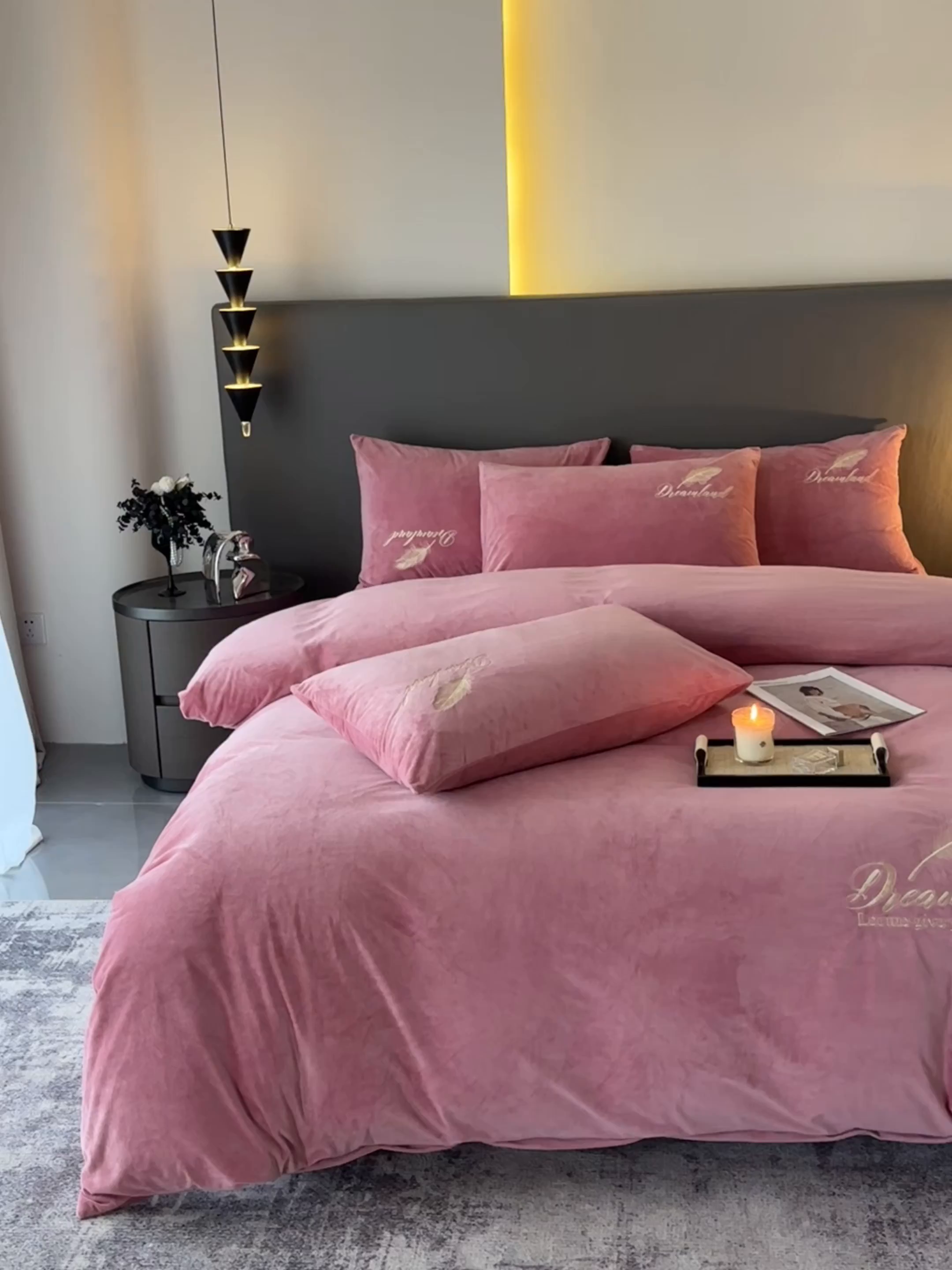 91家纺网 家纺一手货源 找家纺 爱彼家纺 2025冬季新款高克重水晶绒羽毛刺绣系列四件套-风格二 羽毛-浅豆沙