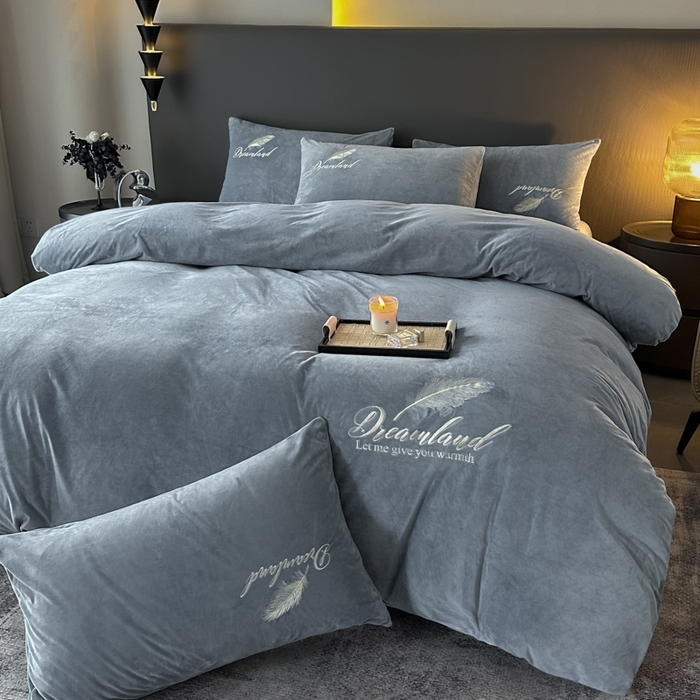 91家纺网 家纺一手货源 找家纺 爱彼家纺 2025冬季新款高克重水晶绒羽毛刺绣系列四件套-风格二 羽毛-浅灰