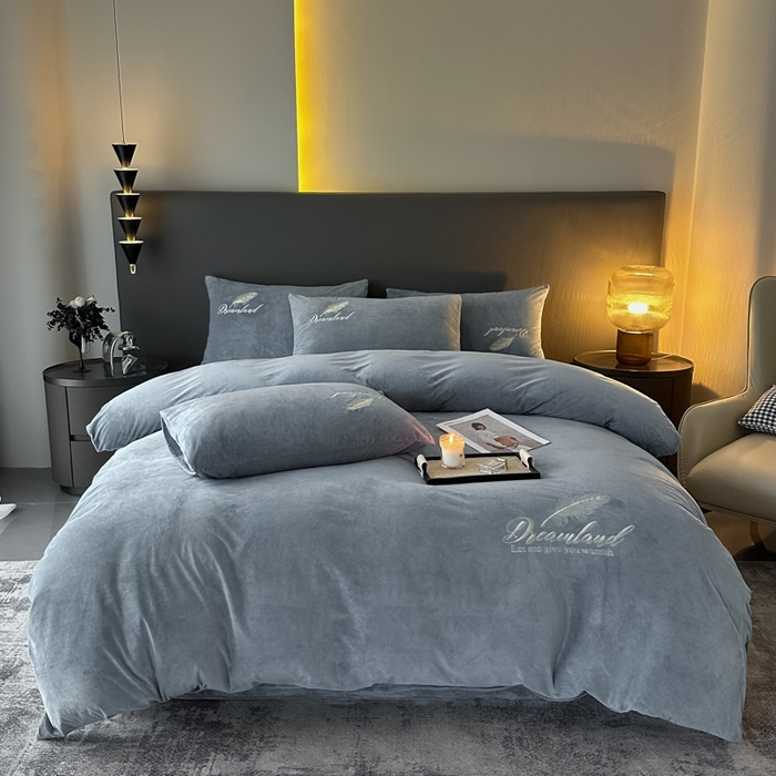 91家纺网 家纺一手货源 找家纺 爱彼家纺 2025冬季新款高克重水晶绒羽毛刺绣系列四件套-风格二 羽毛-浅灰