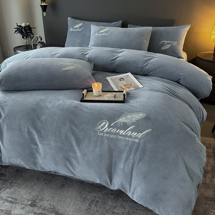 91家纺网 家纺一手货源 找家纺 爱彼家纺 2025冬季新款高克重水晶绒羽毛刺绣系列四件套-风格二 羽毛-浅灰