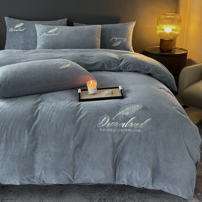 91家纺网 家纺一手货源 找家纺 爱彼家纺 2025冬季新款高克重水晶绒羽毛刺绣系列四件套-风格二 羽毛-浅灰