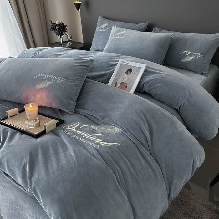 91家纺网 家纺一手货源 找家纺 爱彼家纺 2025冬季新款高克重水晶绒羽毛刺绣系列四件套-风格二 羽毛-浅灰