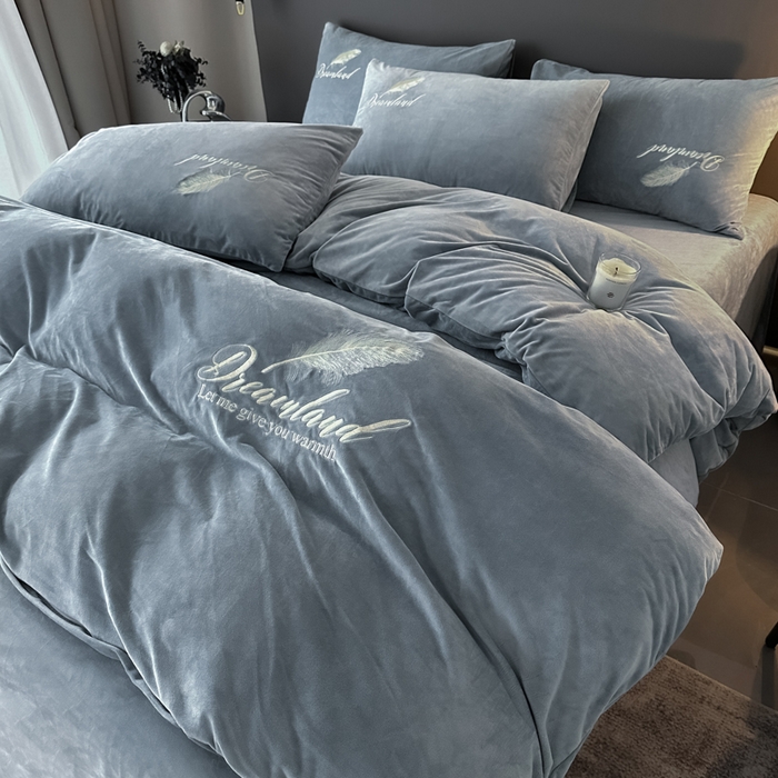 91家纺网 家纺一手货源 找家纺 爱彼家纺 2025冬季新款高克重水晶绒羽毛刺绣系列四件套-风格二 羽毛-浅灰