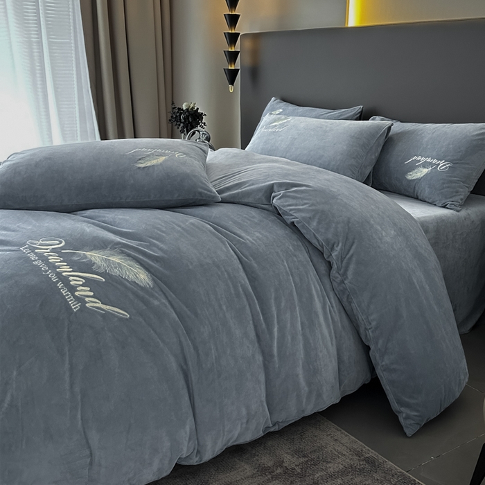 91家纺网 家纺一手货源 找家纺 爱彼家纺 2025冬季新款高克重水晶绒羽毛刺绣系列四件套-风格二 羽毛-浅灰