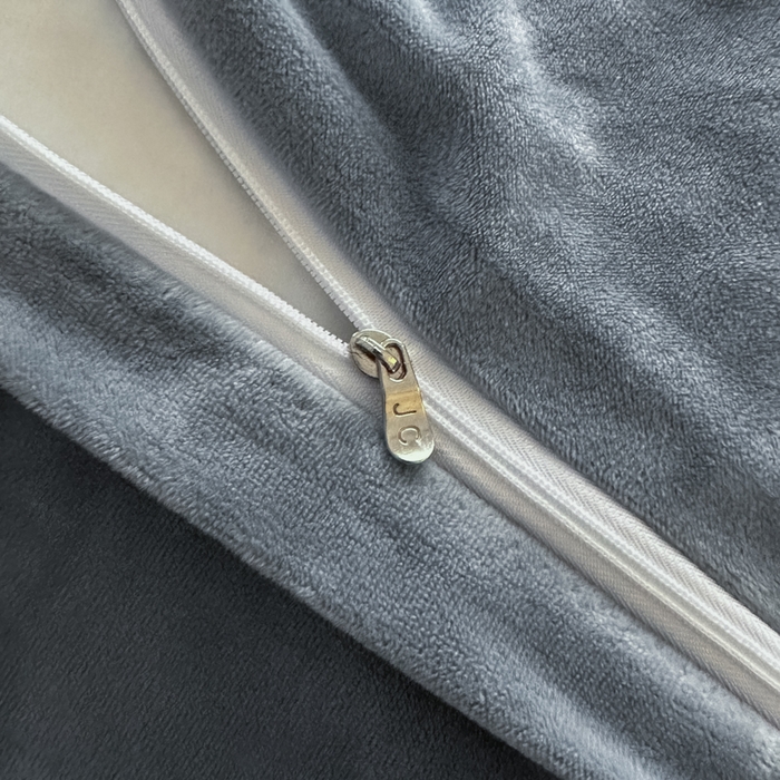 91家纺网 家纺一手货源 找家纺 爱彼家纺 2025冬季新款高克重水晶绒羽毛刺绣系列四件套-风格二 羽毛-浅灰