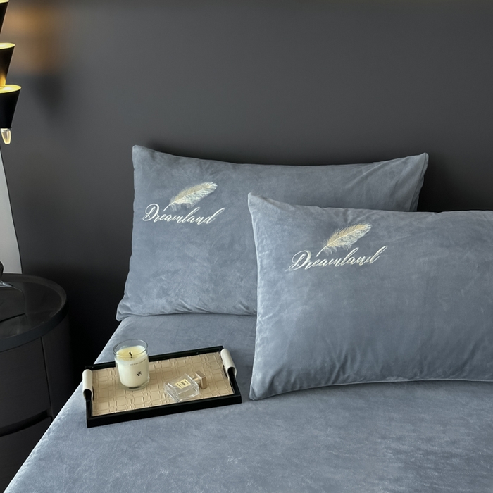 91家纺网 家纺一手货源 找家纺 爱彼家纺 2025冬季新款高克重水晶绒羽毛刺绣系列四件套-风格二 羽毛-浅灰