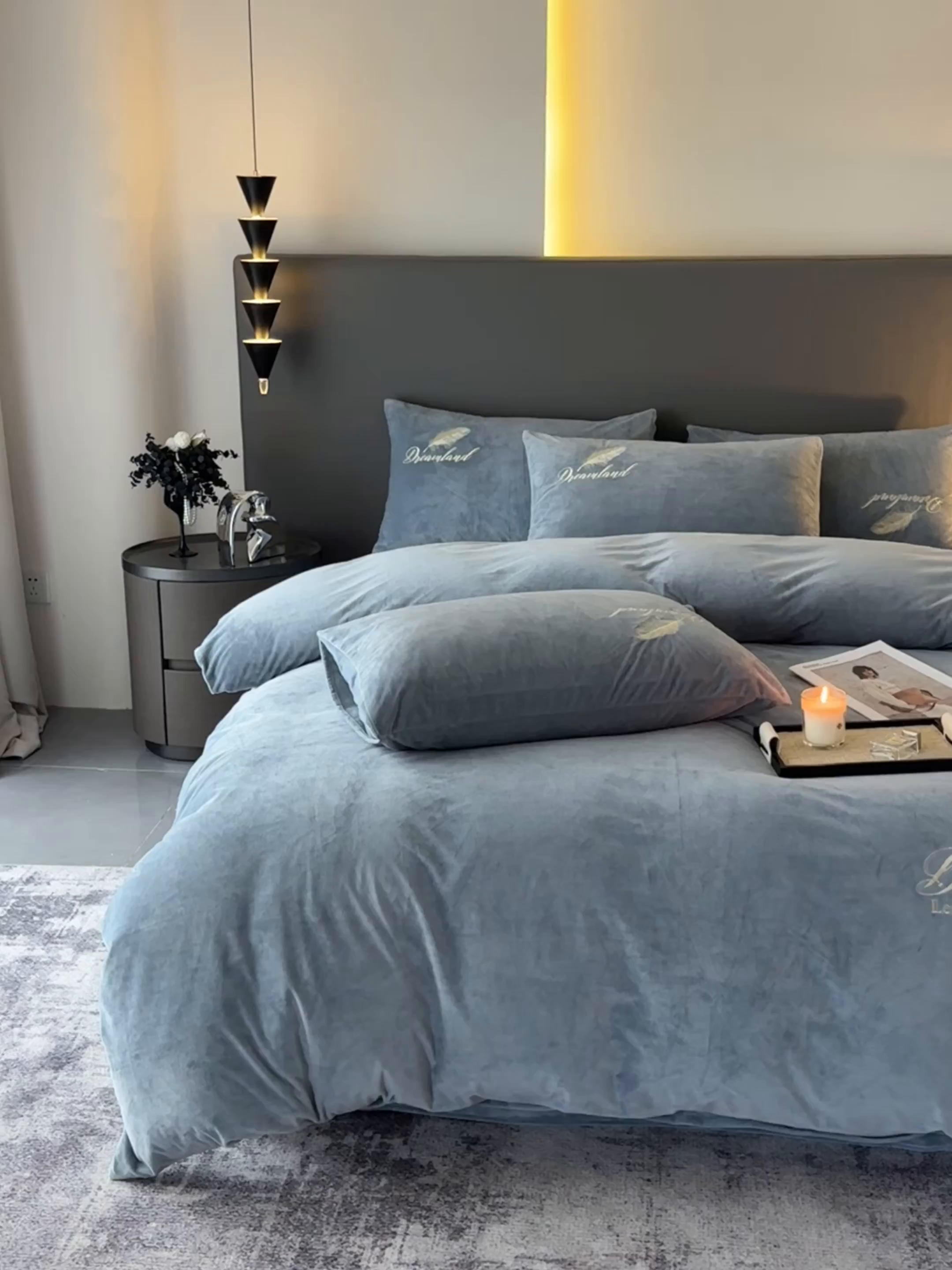 91家纺网 家纺一手货源 找家纺 爱彼家纺 2025冬季新款高克重水晶绒羽毛刺绣系列四件套-风格二 羽毛-浅灰