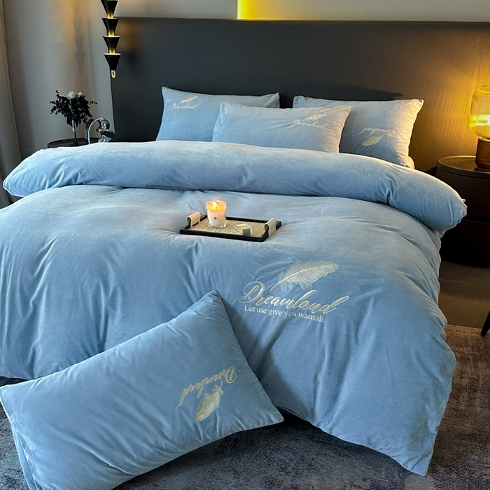 91家纺网 家纺一手货源 找家纺 爱彼家纺 2025冬季新款高克重水晶绒羽毛刺绣系列四件套-风格二 羽毛-浅蓝