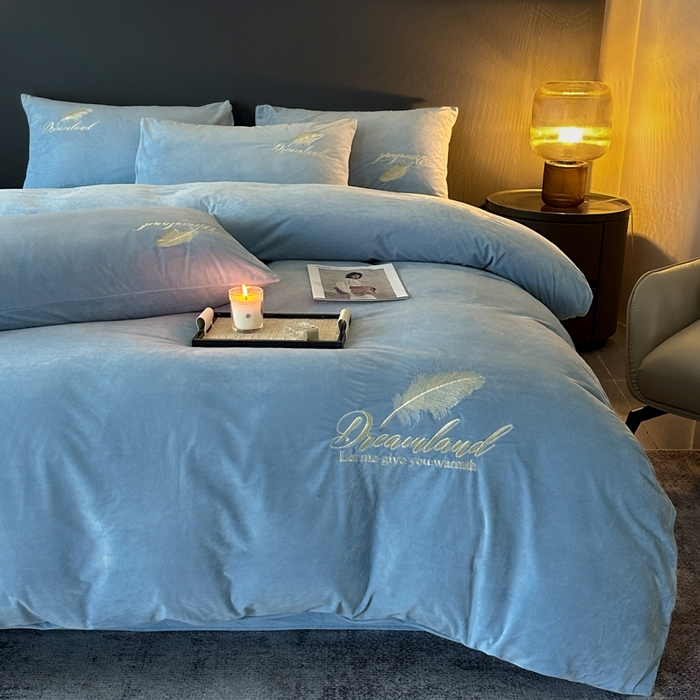 91家纺网 家纺一手货源 找家纺 爱彼家纺 2025冬季新款高克重水晶绒羽毛刺绣系列四件套-风格二 羽毛-浅蓝