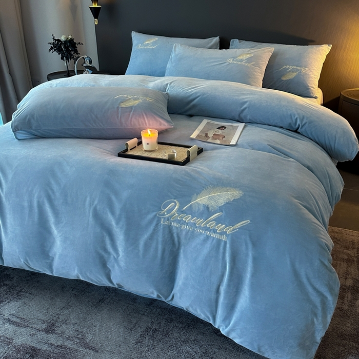 91家纺网 家纺一手货源 找家纺 爱彼家纺 2025冬季新款高克重水晶绒羽毛刺绣系列四件套-风格二 羽毛-浅蓝