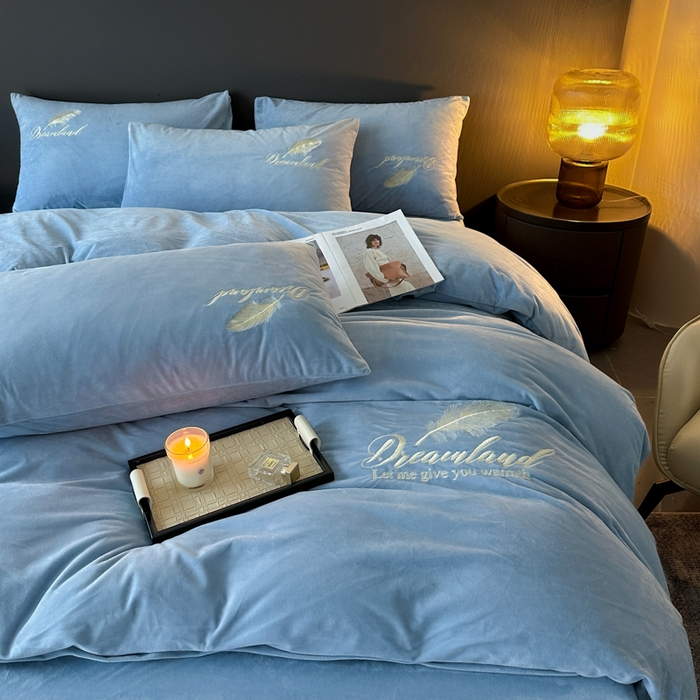 91家纺网 家纺一手货源 找家纺 爱彼家纺 2025冬季新款高克重水晶绒羽毛刺绣系列四件套-风格二 羽毛-浅蓝