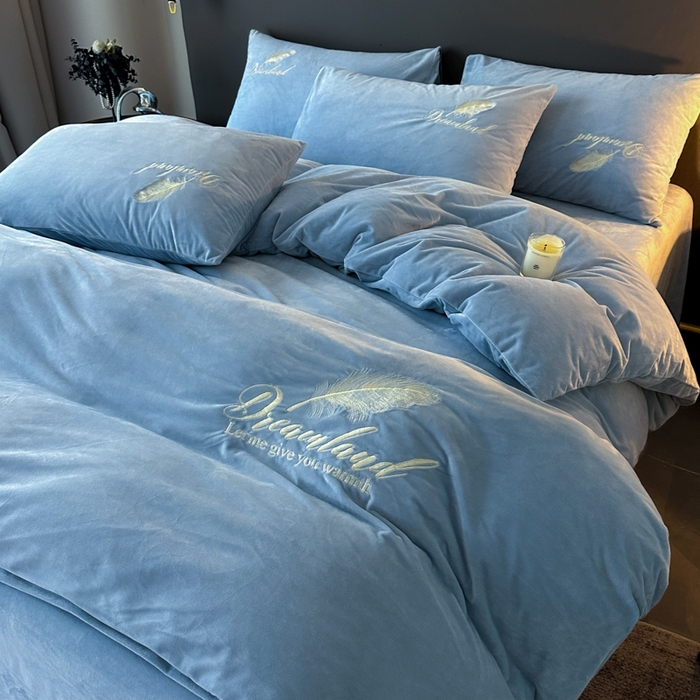 91家纺网 家纺一手货源 找家纺 爱彼家纺 2025冬季新款高克重水晶绒羽毛刺绣系列四件套-风格二 羽毛-浅蓝