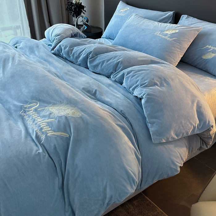 91家纺网 家纺一手货源 找家纺 爱彼家纺 2025冬季新款高克重水晶绒羽毛刺绣系列四件套-风格二 羽毛-浅蓝