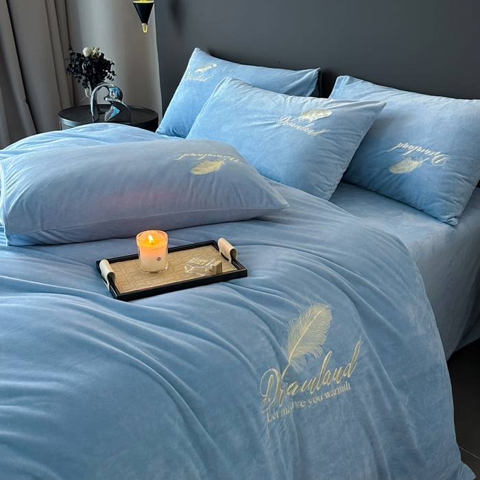 91家纺网 家纺一手货源 找家纺 爱彼家纺 2025冬季新款高克重水晶绒羽毛刺绣系列四件套-风格二 羽毛-浅蓝