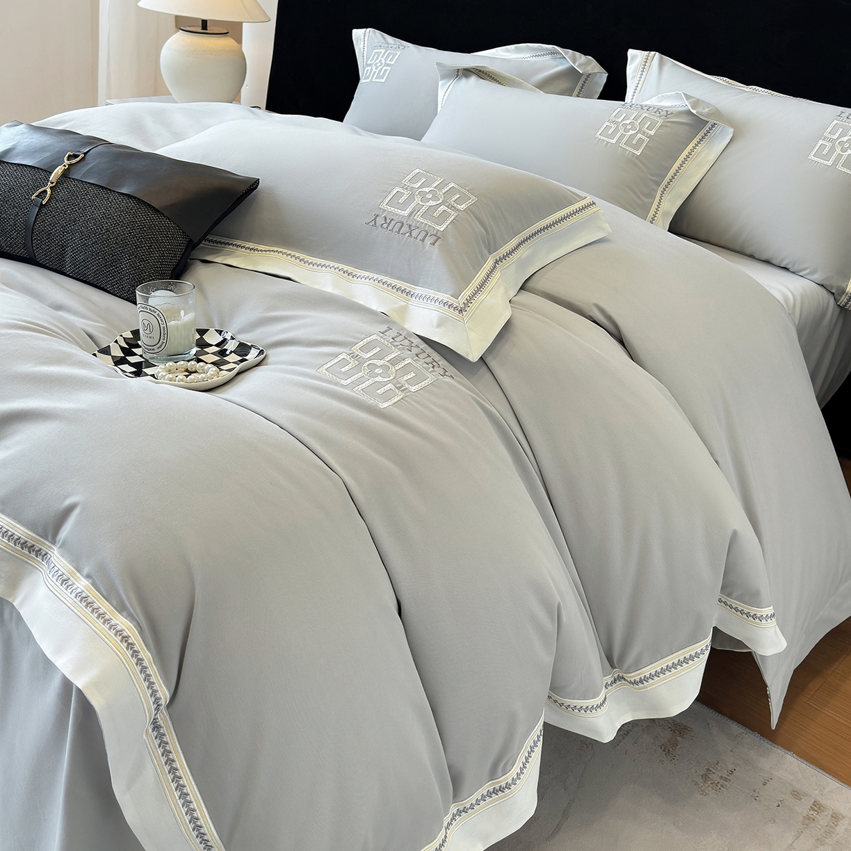 91家纺网 家纺一手货源 找家纺 家居1号家纺 2025新款超细旦全棉磨毛四件套-梵西（控价标准288加大308 会员优惠10元） 梵西-绅士灰