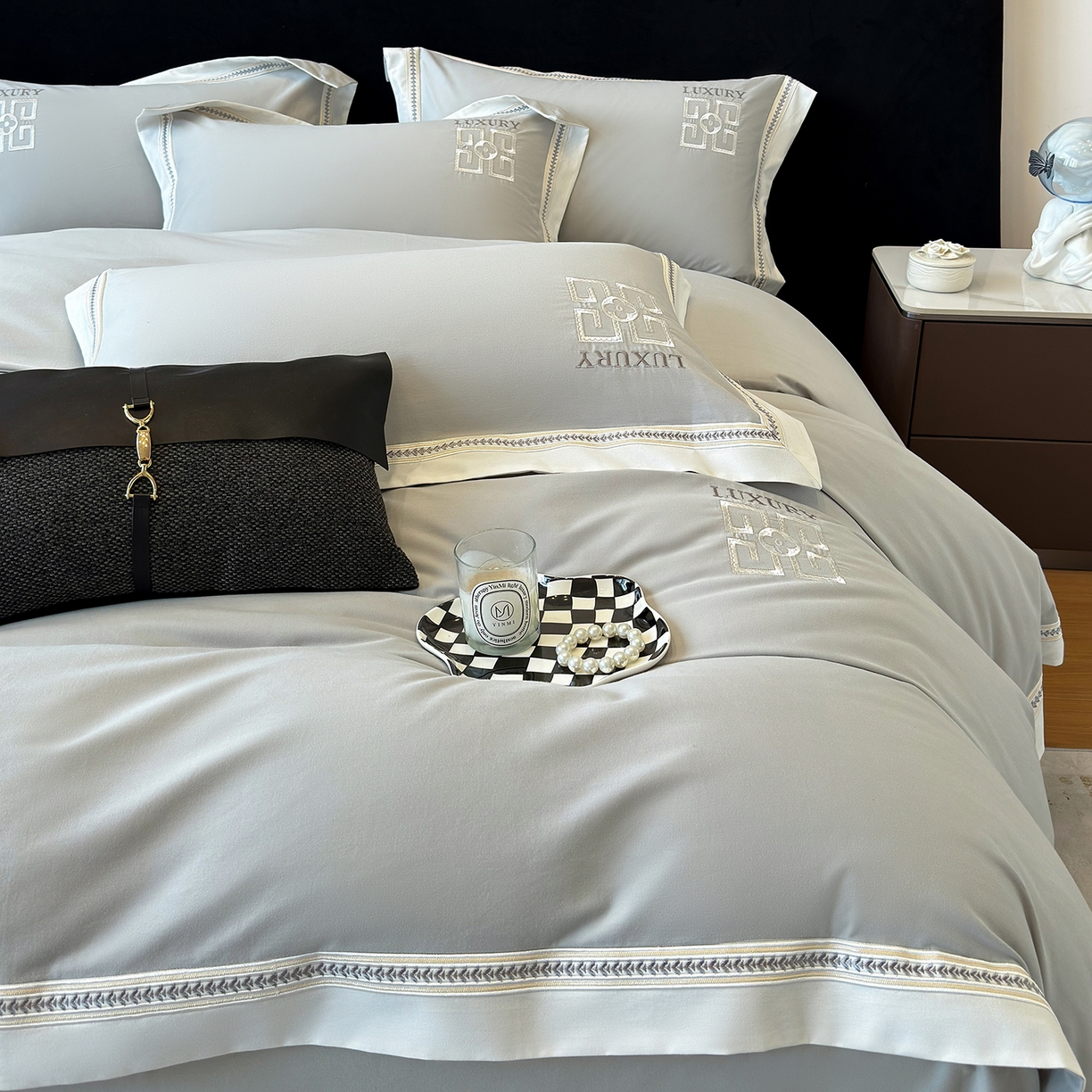 91家纺网 家纺一手货源 找家纺 家居1号家纺 2025新款超细旦全棉磨毛四件套-梵西（控价标准288加大308 会员优惠10元） 梵西-绅士灰