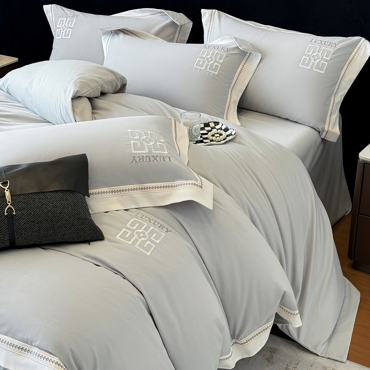 91家纺网 家纺一手货源 找家纺 家居1号家纺 2025新款超细旦全棉磨毛四件套-梵西（控价标准288加大308 会员优惠10元） 梵西-绅士灰