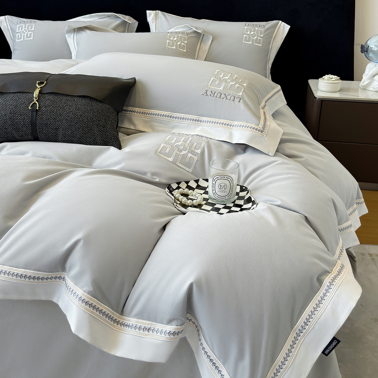 91家纺网 家纺一手货源 找家纺 家居1号家纺 2025新款超细旦全棉磨毛四件套-梵西（控价标准288加大308 会员优惠10元） 梵西-绅士灰