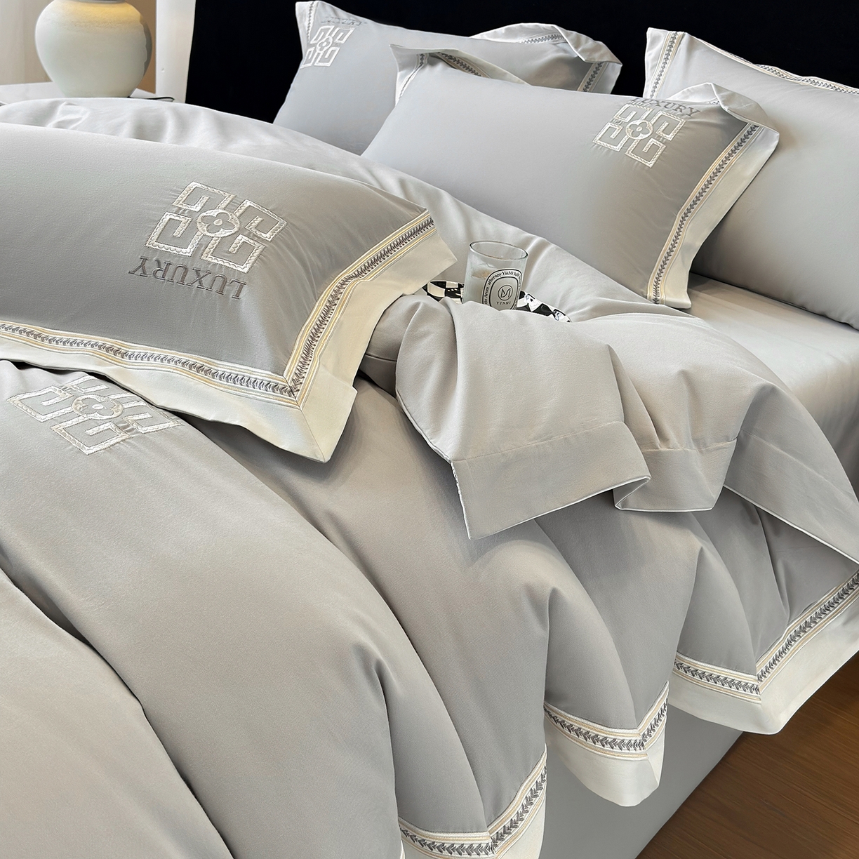 91家纺网 家纺一手货源 找家纺 家居1号家纺 2025新款超细旦全棉磨毛四件套-梵西（控价标准288加大308 会员优惠10元） 梵西-绅士灰