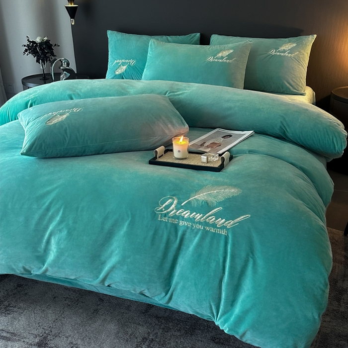 91家纺网 家纺一手货源 找家纺 爱彼家纺 2025冬季新款高克重水晶绒羽毛刺绣系列四件套-风格二 羽毛-浅水绿