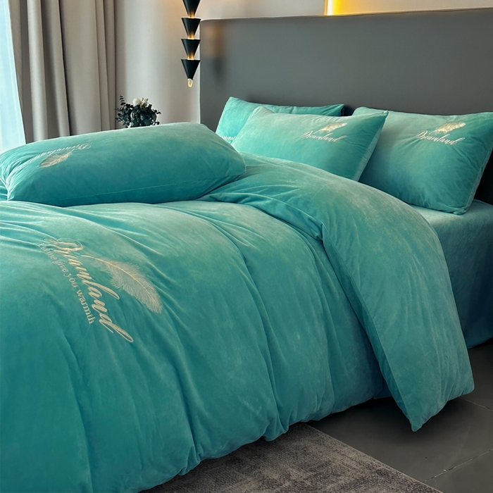 91家纺网 家纺一手货源 找家纺 爱彼家纺 2025冬季新款高克重水晶绒羽毛刺绣系列四件套-风格二 羽毛-浅水绿