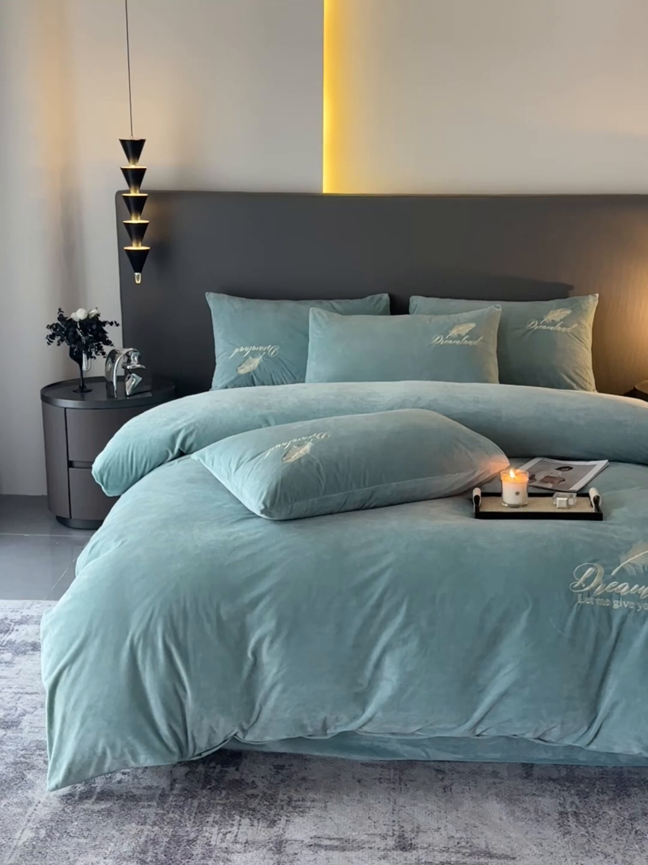 91家纺网 家纺一手货源 找家纺 爱彼家纺 2025冬季新款高克重水晶绒羽毛刺绣系列四件套-风格二 羽毛-浅水绿