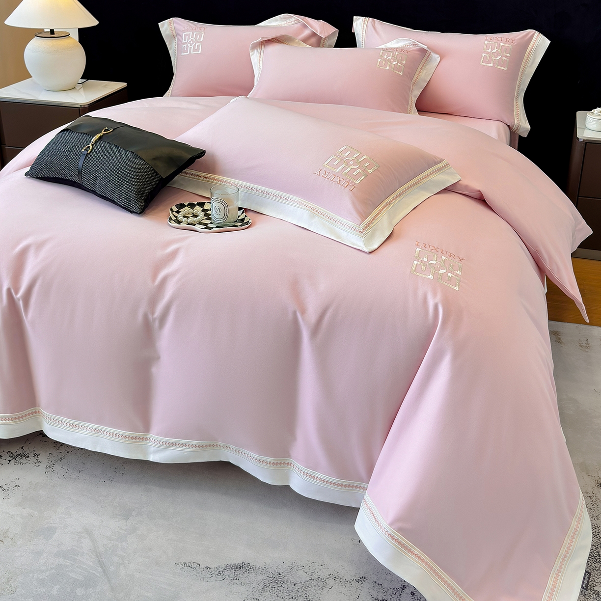 91家纺网 家纺一手货源 找家纺 家居1号家纺 2025新款超细旦全棉磨毛四件套-梵西（控价标准288加大308 会员优惠10元） 梵西-桃花粉